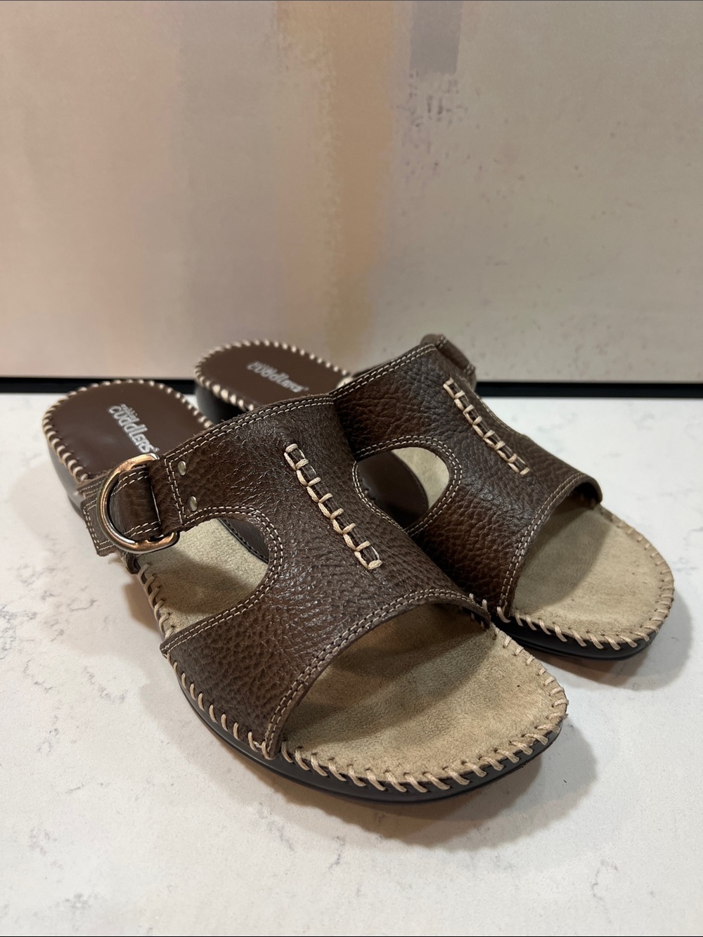 Cobbie Cuddlers brown leather slip-on sandals size 8.5